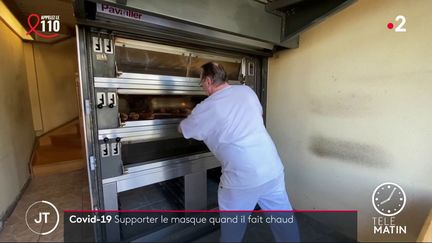 Un boulanger devant son four à pain. (France 2)