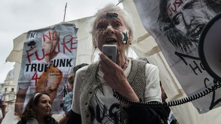 Vivienne Westwood proteste contre l'extradition du lanceur d'alerte Julian Assange, le 3 juillet 2021, à Londres. (GUY SMALLMAN / GETTY IMAGES EUROPE)