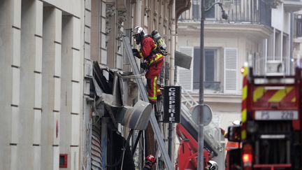 Des pompiers en intervention, rue de Trévise, à Paris, après l'explosion d'un immeuble. (GEOFFROY VAN DER HASSELT / AFP)