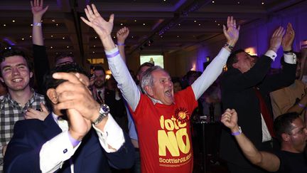 &nbsp; (Un supporter du camp du Non à l'indépendance écossaise crie sa joie cette nuit à Glasgow. © REUTERS/Dylan Martinez)