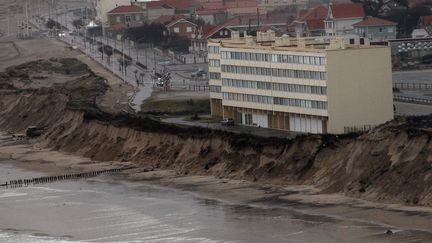 Le littoral a largement recul&eacute; &agrave; Soulac-sur-Mer (Gironde) apr&egrave;s la forte houle de d&eacute;but janvier, 5 janvier 2014. (MAXPPP)