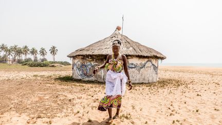 L’une des femmes déclare à l’AFP&nbsp;: "Je dois toute ma richesse à cette divinité. Elle est source de bonheur et de bienfaisance. L'essentiel est de respecter ses préceptes. Tu amasses les richesses sans savoir d'où elles viennent. Mami Wata t'enrichit même contre ton gré." Une autre, dont le mari et ses enfants sont tombés très malades, il y a trois ans ajoute&nbsp;: "La reine des eaux les a sauvés, et c'est après leur guérison que la divinité m'a désignée comme adepte." (YANICK FOLLY / AFP)