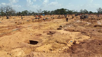 Des tunnels utilisés par les mineurs au Mali, à Koflatie, le 28 octobre 2014. (SEBASTIEN RIEUSSEC / AFP)