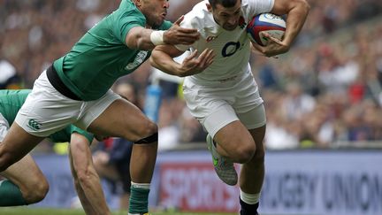 Jonny May (Angleterre) échappe à Simon Zebo (Irlande) (ADRIAN DENNIS / AFP)