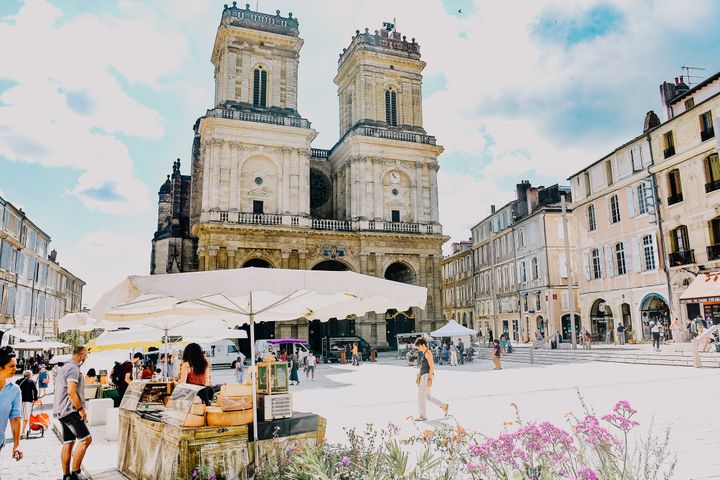 Market in the historic center of Auch.  (THE INSTANT C / GRAND AUCH COEUR DE GASCOGNE TOURIST OFFICE)