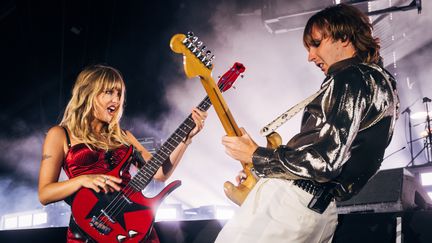 Le guitariste Thomas Raggi et la bassiste Victoria De Angelis, membres du quatuor Måneskin, ont mis le feu à la grande scène de Rock en Seine, le jeudi 22 août. (OLIVIER HOFFSCHIR)