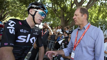 Le coureur de l'équipe Sky, Christopher Froome, et le directeur du Tour de France, Christian Prudhomme, le 20 août 2017, lors du passage du Tour d'Espagne en France, près de Nîmes. (JAIME REINA / AFP)