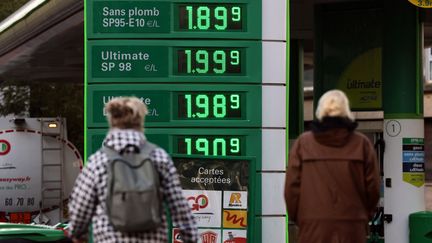 Les prix des carburants à la pompe affichés devant une station service à Paris le 2 octobre 2021. (THOMAS COEX / AFP)