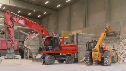 BTP Vert : La première opération consiste à faire un tri à la main pour éliminer les plus gros déchets. (France 3)