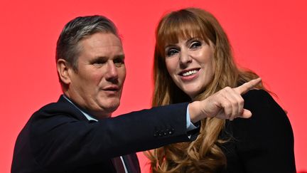 Le chef du parti travailliste britannique Kier Starmer et la vice-leader Angela Rayner lors du congrès du parti à Liverpool (Royaume-Uni), le 8 octobre 2023. (PAUL ELLIS / AFP)