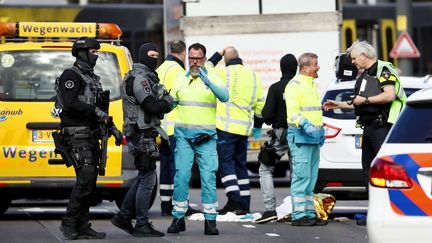 Des membres des forces de l'ordre et des secours mobilisés près d'une station de tramway d'Utrecht (Pays-Bas), le 18 mars 2019, après des coups de feu. (ROBIN VAN LONKHUIJSEN / ANP / AFP)