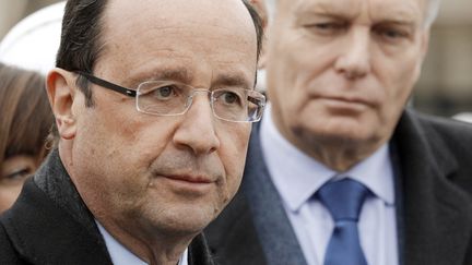 Fran&ccedil;ois Hollande et jean-Marc Ayrault lors d'un d&eacute;placement &agrave; Saint-Nazaire (Loire-Atlantique), le 19 d&eacute;cembre 2011. (PATRICK KOVARIK / AFP)