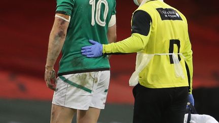 Le demi d'ouverture du XV du Trèfle, Jonathan Sexton, sorti après avoir été touché à la tête à Cardiff le 7 février 2021 (GEOFF CADDICK / AFP)