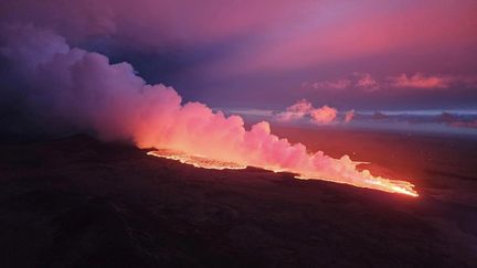 Le volcan islandais Sundhnuksgigarod, en éruption le 23 août 2024. (- / PUBLIC DEFENSE DEPARTMENT OF THE / VIA AFP)