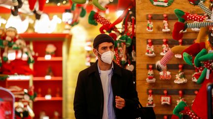 Un client masqué dans un magasin de décorations de Noël à Rome, en Italie, le 4 décembre 2020. (YARA NARDI / REUTERS)