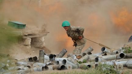 Un soldat arménien combat les forces azéries, dans le Haut-Karabakh, le 29 septembre 2020. (HANDOUT / REUTERS)