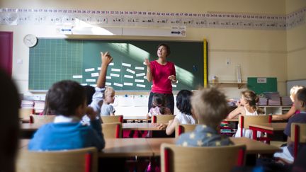 Une enseignante fait cours dans une &eacute;cole primaire de Paris, le 4 septembre 2012. (FRED DUFOUR / AFP)