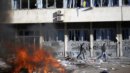 Des manifestants devant le gouvernement r&eacute;gional de Tuzla (Bosnie-Herz&eacute;govine), le 7 f&eacute;vrier 2014. (DADO RUVIC / REUTERS)