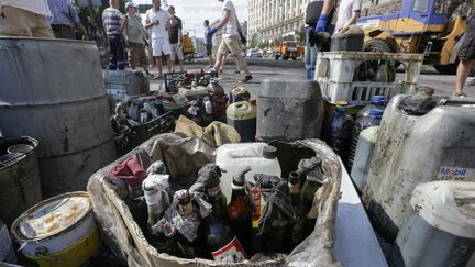 Des bombes &agrave; p&eacute;trole stock&eacute;es sur la place Maidan, &agrave; Kiev, samedi 9 ao&ucirc;t 2014. (KONSTANTIN CHERNICHKIN / REUTERS)