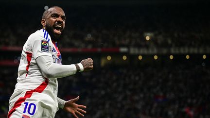 Alexandre Lacazette célébrant un but lors d'une rencontre entre Lyon et Strasbourg, le 19 mai 2024 au Groupama Stadium à Décines-Charpieu (Rhône). (OLIVIER CHASSIGNOLE / AFP)