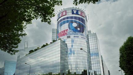 Le siège de TF1 avec le logo de l'émission, à Boulogne-Billancourt (Hauts-de-Seine), le 19 juillet 2009. (JPDN/SIPA)