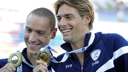 Camille Lacourt (D) et Jérémy Stravius (G), médaillé d'or et d'argent du 100 m dos à Budapest, le 10 août 2010 (AFP - Attila Kisbenedek)