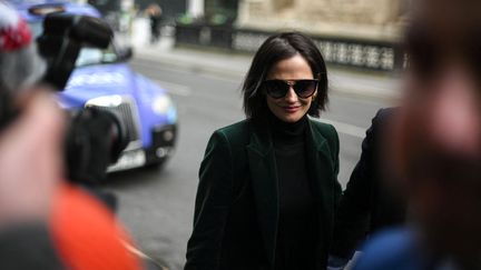 L'actrice française Eva Green arrive au Rolls Building, High Court, alors qu'elle doit témoigner dans une bataille avec une société de production, dans le centre de Londres, le 30 janvier 2023. (DANIEL LEAL / AFP)