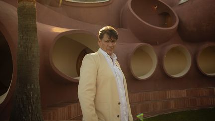 Rodrigo Basilicati Cardin devant le Palais Bulles, villa construite par l’architecte Antii Lovag à Théoule-sur-Mer, propriété de Pierre Cardin, le 25 avril 2021 (MATHIEU ZAZZO)