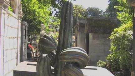 &nbsp; (La tombe de Siné à Montmartre, cactus phallique dressé pour l'honneur. © Siné Mensuel)