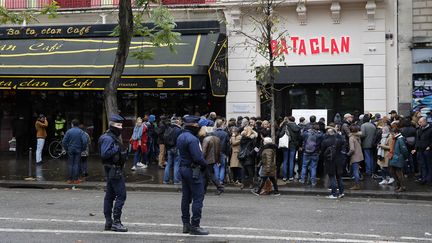 Un an après les attentats terroristes du 13 novembre 2015, rassemblement à la mémoire des victimes devant le Bataclan. (CHESNOT / GETTY IMAGES EUROPE)