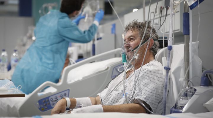 Un patient soigné dans le nouvel hôpital Zendal, un&nbsp;centre anti-Covid dans la banlieue de Madrid. Un hôpital qui a suscité polémique et manifestations.&nbsp; (THIBAULT LEFEVRE / D.SINOVA)