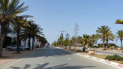 Aucun trafic en plein après-midi. A tel point que le marcheur solitaire se surprend à entendre le chant des oiseaux…  (FTV - Laurent Ribadeau Dumas)