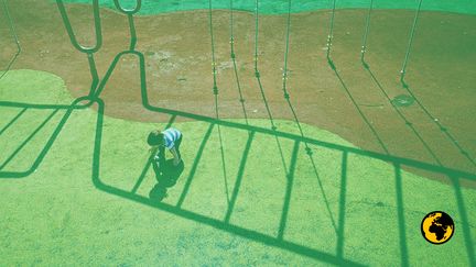 Des granulats de pneus usagés&nbsp;ou de caoutchouc neuf se trouvent dans les sous-couches amortissantes des aires de jeux, suscitant l'inquiétude de certains parents. (SERGIO CAPRIA / EYEEM / GETTY IMAGES)