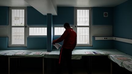 Un détenu participe aux élections européennes, le 21 mai 2019, à la maison d'arrêt de Fleury-Mérogis (Essonne). (PHILIPPE LOPEZ / AFP)