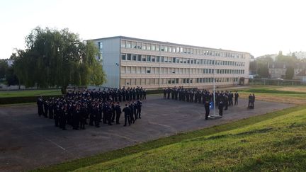 Dans la cour du lycée Aristide Briand, à Évreux, premier lever de drapeau pour les jeunes volontaires du service national universel. (FARIDA NOUAR / RADIO FRANCE)