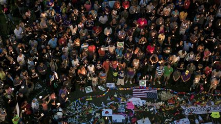 Une minute de silence a été observée devant le Centre des arts du spectacle Dr. Phillips, à Orlando (Floride), le 13 juin 2016. (BRENDAN SMIALOWSKI / AFP)