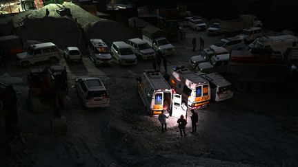 Des ambulances devant le tunnel où étaient coincés les mineurs, le 22 novembre 2023, en Inde. (ARUN SANKAR / AFP)