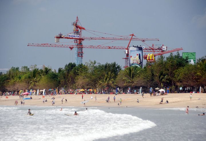 Derri&egrave;re la plage de Kuna, &agrave; Bali (Indon&eacute;sie), les chantiers de construction d'un complexe touristique, le 2 f&eacute;vrier 2011. (SONNY TUMBELAKA / AFP)