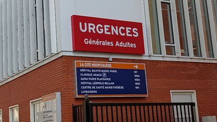 Le panneau des urgences de l'hôpital Saint-Joseph à Paris, le 3 mars 2023. (RICCARDO MILANI / HANS LUCAS / AFP)