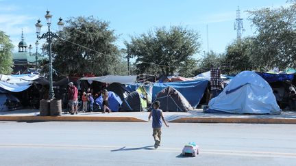 Un enfant joue devant le campement de fortune de la Plaza de las Americas à Reynosa (Mexique), le 29 novembre 2021. (VALENTINE PASQUESOONE / FRANCEINFO)