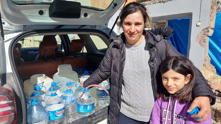 Sila, 8 ans, et sa mère Bedriye à Pazarcik, épicentre du premier séisme en Turquie, le 19 février 2023. (GILLES GALLINARO / RADIO FRANCE)