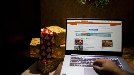 Ordinateur portable connecté à un site web de petites annonces des cadeaux de Noël. (Illustration) (VINCENT BRUGERE - CELINE ISAERT / HANS LUCAS VIA AFP)