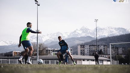 Au pied du massif de Belledonne, le GF38 s'entraîne au vétuste stade de la Poterne.