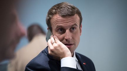 Le président de la République, Emmanuel Macron, au téléphone. Photo d'illustration. (BERND VON JUTRCZENKA / DPA)