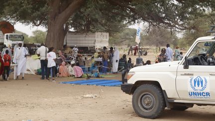 Des réfugiés soudanais aidés par des agences humanitaires à Koufroun (Tchad), le 1er mai 2023. (GUEIPEUR DENIS SASSOU / AFP)