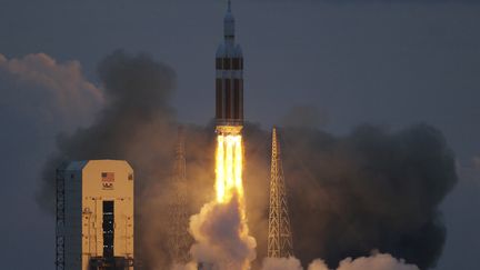 La capsule am&eacute;ricaine Orion&nbsp;a d&eacute;coll&eacute; de la base de l'arm&eacute;e de l'air am&eacute;ricaine &agrave; Cap Canaveral (Floride, Etats-Unis), le 5 d&eacute;cembre 2014. ( SCOTT AUDETTE / REUTERS )