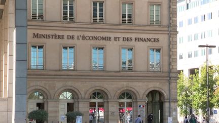 Budget 2025 : hausse des impôts, suppressions de postes… Qui est concerné ? (Franceinfo)