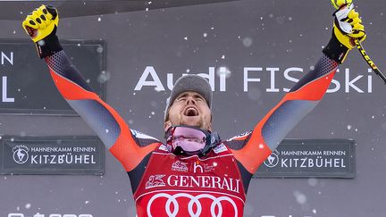 Aleksander Aamodt Kilde célébrant sa victoire sur la descente de Kitzbühel (Autriche), le 21 janvier 2022. (JOHANN GRODER / EXPA)