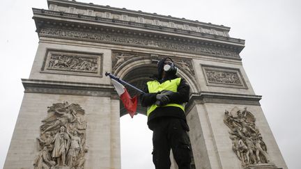 VIDEO. "Gilets jaunes" : des manifestants parviennent à monter au sommet de l'Arc de triomphe