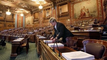 Un huissier à l'Hôtel de ville de Paris en 2008 (illustration) (PATRICK KOVARIK / AFP)